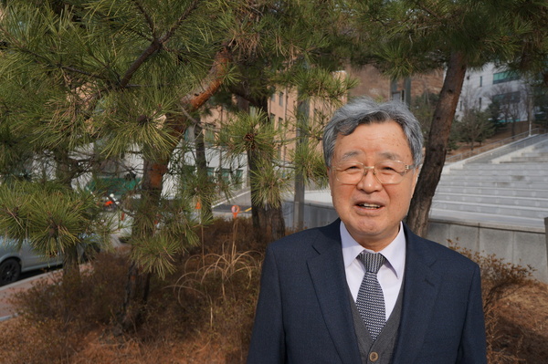 한국 독립운동사 연구자인 한시준 명예교수는 정년퇴임 이후에도 단국대 죽전캠퍼스에서 연구를 이어가고 있다.                                          강성만 선임기자