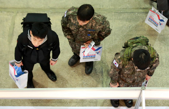 20일 경기도 고양시 킨텍스 제2전시장에서 열린 2019 전역예정장병 취업박람회를 찾은 육군(오른쪽부터), 공군, 해군 장병이 채용 정보 게시판을 바라보며 생각에 잠겨 있다. 연합뉴스