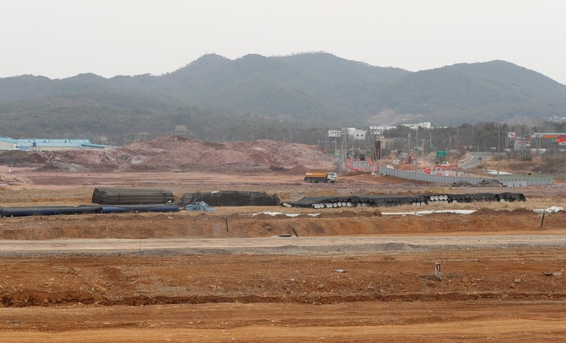 지난 2월15일 ‘광주형 일자리’ 공장 등이 들어설 광주 광산구 ‘빛그린산업단지’에 터잡기 공사가 한창이다. 광주/신소영 기자 viator@hani.co.kr