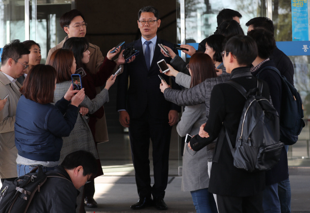 김연철 통일부 장관 후보자가 8일 오후 서울 종로구 남북회담본부에서 기자들의 질문에 답하고 있다. 백소아 기자 thanks@hani.co.kr