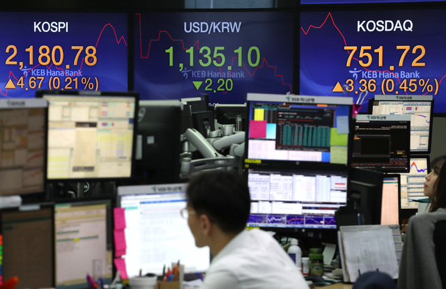 서울 중구 케이이비(KEB) 하나은행 딜링룸에서 딜러들이 업무를 보고 있다. 연합뉴스