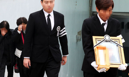 이희진 사망부모 발인…두 형제 말없이 장례식장 떠나