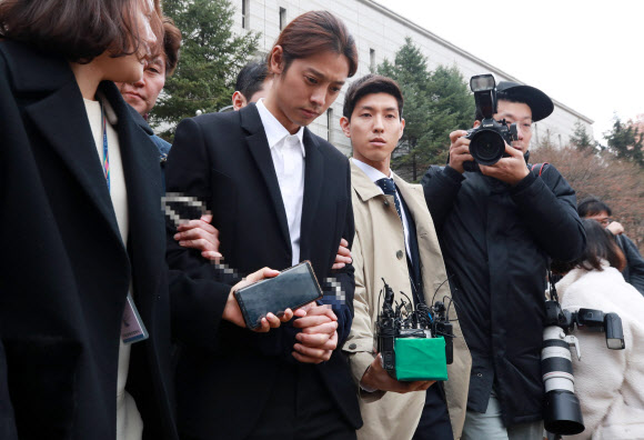 성관계 동영상을 불법적으로 촬영·유통한 혐의를 받는 가수 정준영이 21일 서울중앙지법에서 열린 구속 전 피의자 심문(영장실질심사)을 마치고 법정 밖으로 나서고 있다. 정준영의 구속여부는 이날 저녁께 나올 것으로 보인다. 연합뉴스