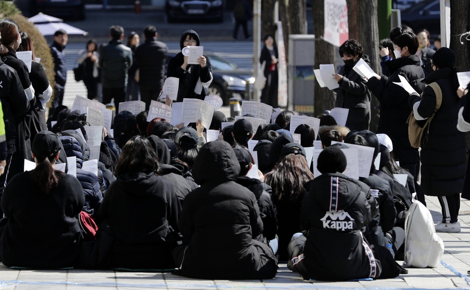 ‘우리의 증언’ 회원들이 24일 오후 서울 서초동 서울중앙지방법원 들머리에서 방사장 사건(장자연 리스트) 진상규명을 요구하는 집회를 하고 있다. 김명진 기자 littleprince@hani.co.kr