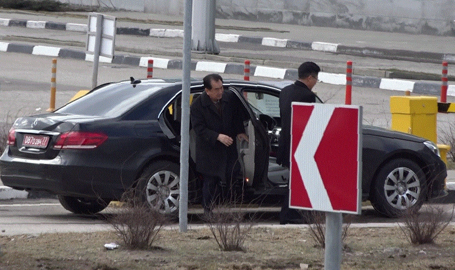 러시아 모스크바를 방문했던 김정은 북한 국무위원장의 최측근 인사 김창선 북한 국무위원회 부장(왼쪽)이 23일(현지시각) 모스크바 셰례메티예보 공항에 도착한 뒤 차에서 내리고 있다. 모스크바/연합뉴스