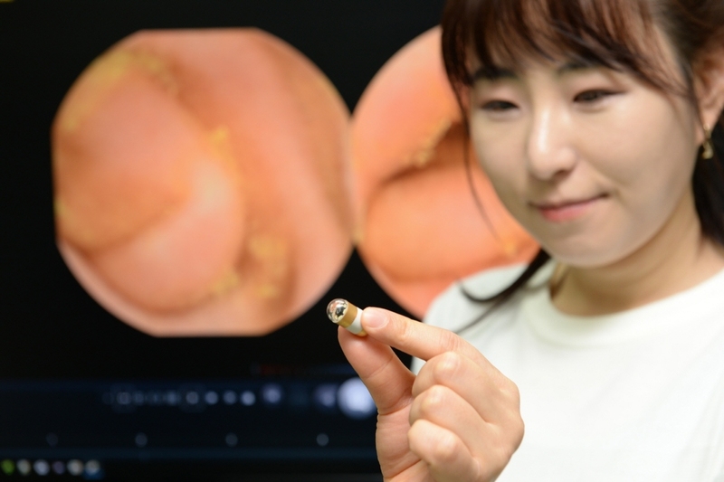 한국전자통신연구원(ETRI)이 최근 개발에 성공한 인체 통신 기반 캡슐형 내시경.  ETRI 제공