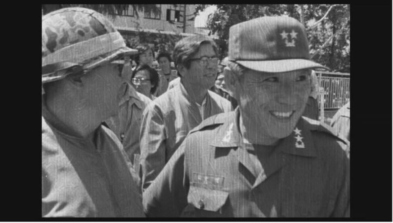 1980년 5월 광주시민항쟁을 무력으로 진압한 뒤 소준열 광주전남북계엄분소장(오른쪽)이 웃음을 짓고 있다. 5·18기록관 제공