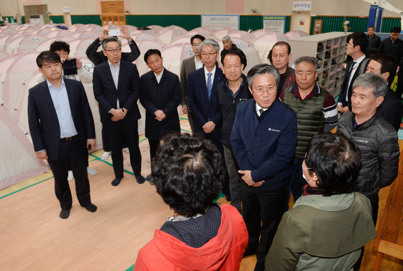 성윤모 산업통상자원부 장관이 25일 경북 포항 지열발전소 현장과 지진 이재민들이 생활하고 있는 포항 흥해실내체육관을 찾아 주민들의 의견을 들었다. 산업부 제공