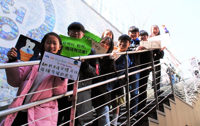 지난 24일 오후 3시 서울시청 광장 부근에서 ’청소년 기후소송단’ 활동 학생들이 손팻말을 들고 사진을 찍고 있다. 미세먼지, 온난화 등 전 지구적 기후 변화에 관심 있는 초등학생과 고등학생들이 의기투합해 활동하고 있다. 사진=김지윤 기자