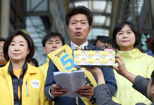 25일 경남 창원 반송시장에서 더불어민주당과 정의당이 여론조사를 통해 4·3 보궐선거 경남 창원성산구 단일후보로 결정한 여영국 정의당 후보가 소감을 말하고 있다. 창원/연합뉴스