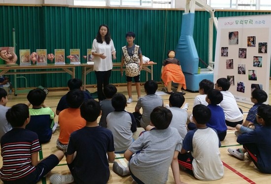 학생들이 임신과 출산에 대한 성교육을 받으며 ‘임신부 체험 키트’를 착용하고 있다. 탁틴내일청소년성문화센터 제공