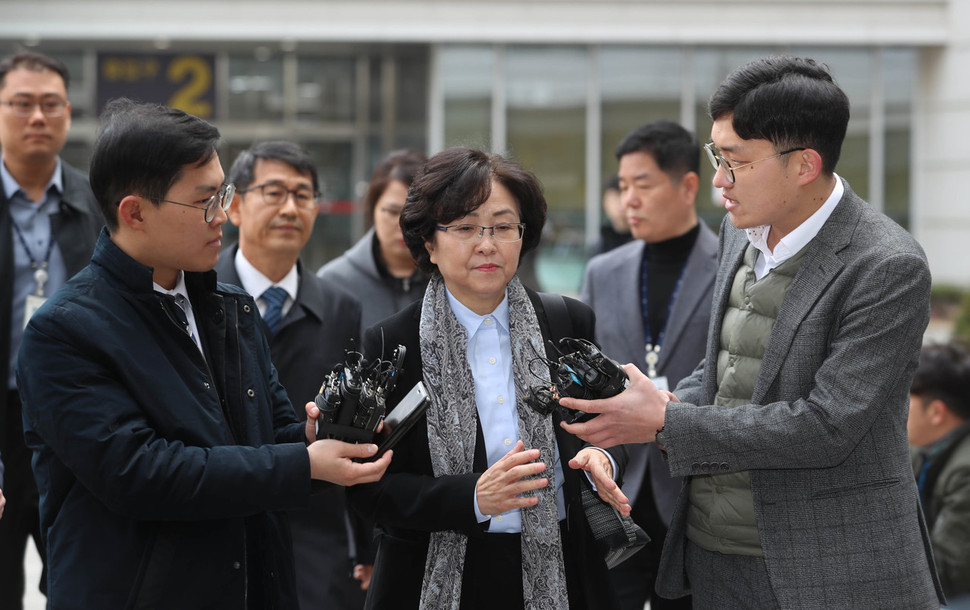 ‘환경부 표적 물갈이 의혹’으로 검찰 수사를 받는 김은경 전 환경부 장관이 25일 오전 구속 전 피의자심문(영장실질심사)을 받기 위해 서울 송파구 서울동부지법 법정으로 들어가고 있다. 신소영 기자 viator@hani.co.kr