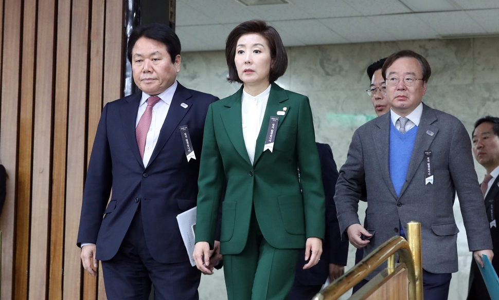 나경원 자유한국당 원내대표가 26일 오전 국회에서 열린 원내대책회의에 입장하고 있다. 김경호 선임기자 jijae@hani.co.kr