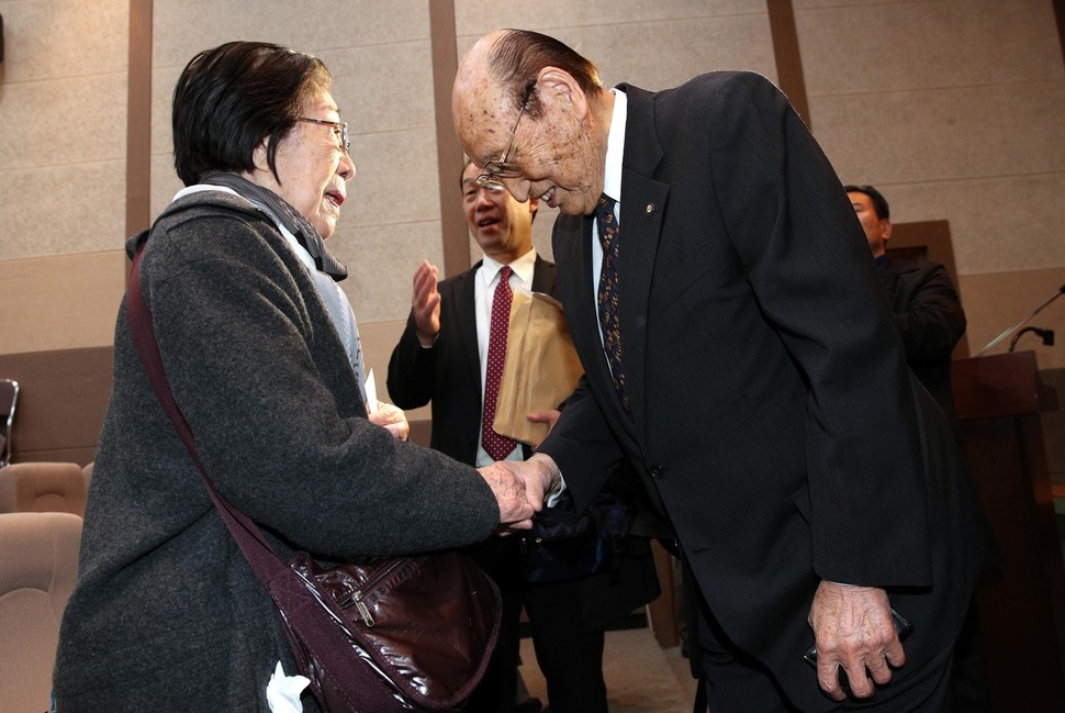 26일 오전 서울 중구 안중근의사기념관에서 열린 안중근 의사 순국 109주기 추모식에 참석한 안 의사의 외손녀 황은주(왼쪽)씨와 스가와라 토시노부 일본 미야기현 구리하라시 국제교류협회장이 인사를 나누고 있다. 김봉규 선임기자