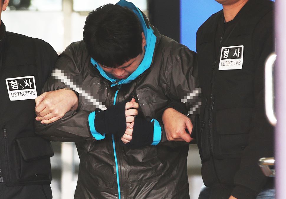 ‘청담동 주식 부자’ 이희진씨 부모살해 사건' 피의자 김아무개씨가 26일 오후 경기도 안양동안경찰서를 나와 검찰에 송치되고 있다. 연합뉴스