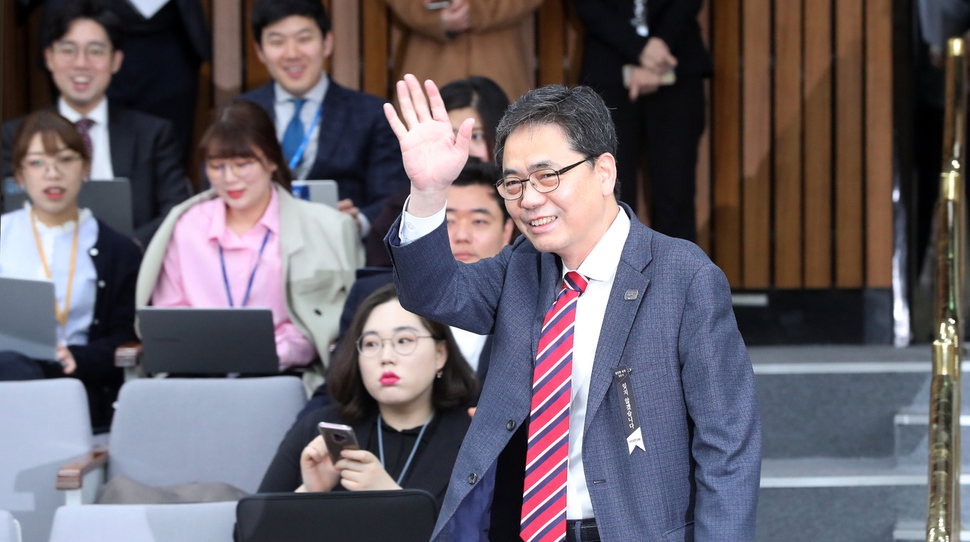 곽상도 자유한국당 의원이 26일 오전 국회에서 열린 원내대책회의에 입장하며 손을 흔들고 있다. 김경호 선임기자 jijae@hani.co.kr