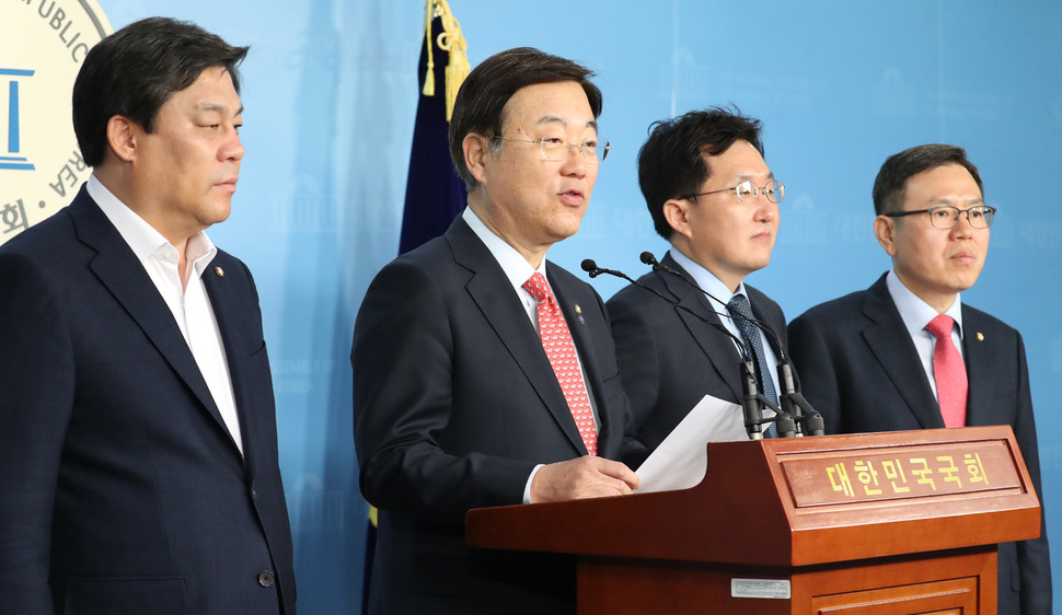 자유한국당 국회 정무위원회 소속 김종석 간사(왼쪽 두번째)와 위원들이 27일 오전 국회 정론관에서 무소속 손혜원 의원 부친 고 손용우 선생의 독립유공자 선정 특혜 의혹과 관련한 기자회견을 열고 국가보훈처에 자료제출을 요구하고 있다. 연합뉴스