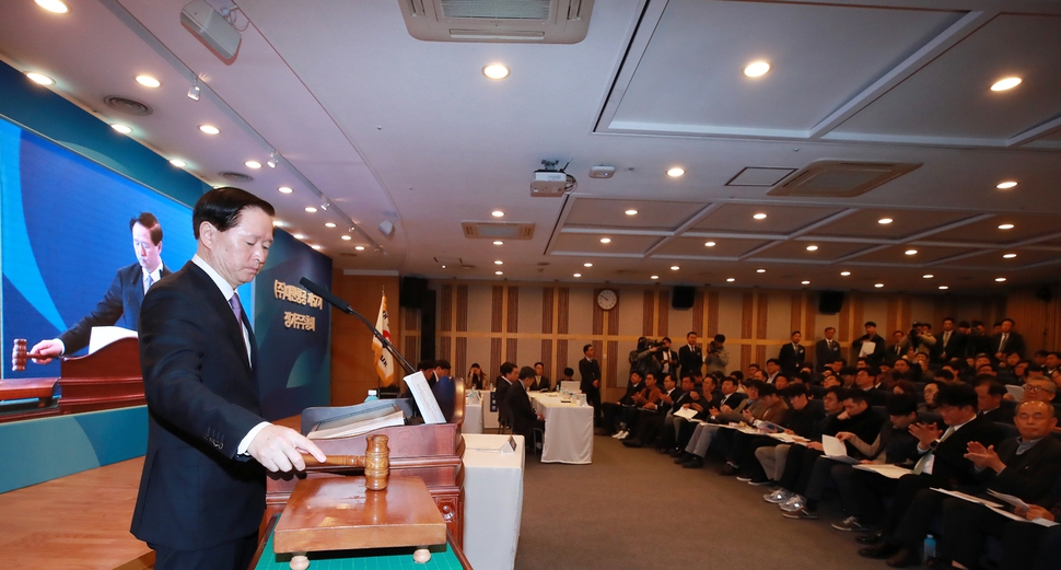 우기홍 대한항공 대표이사 부사장이 27일 오전 서울 강서구 대한항공 본사에서 열린 정기 주주총회에서 조양호 한진그룹 회장의 경영권 박탈이 결정된 사내이사 연임의 건 부결을 알리며 의사봉을 두드리고 있다.  공동취재사진