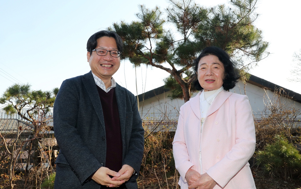 예술인생에 진한 영향을 끼친 두 스승을 기리는 창극 ‘두 사랑’에 출연하는 안숙선 명창(오른쪽)이 22일 오후 자택에서 이 공연을 기획한 이동연 한국예술종합학교 교수와 함께 웃고 있다. 김경호 선임기자 jijae@hani.co.kr