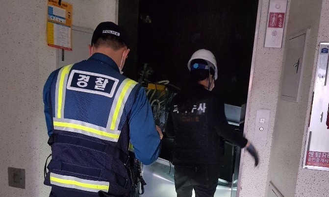 부산 아파트 17층에서 승강기 수리 중 추락…노동자 2명 숨져