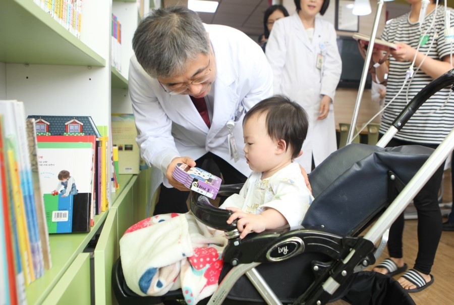 고려대학교 구로병원에서 운영 중인 ‘병원학교 어린이 도서관’에서 한 의사가 환아에게 책을 보여주고 있다. 이 병원은 지난 2015년 4월 도서관을 개관해 운영하고 있다. 고려대 구로병원 누리집 갈무리