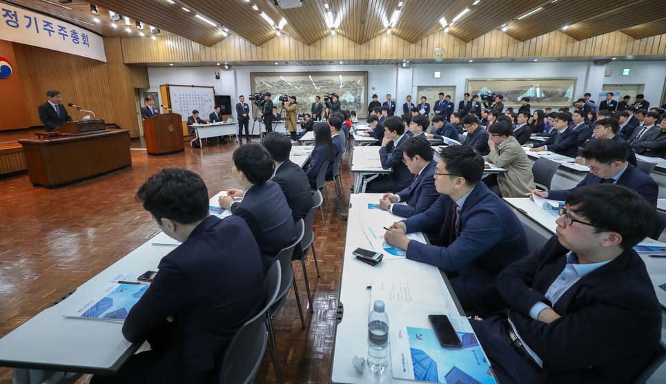 29일 오전 서울 중구 한진빌딩에서 열린 한진칼 제6기 정기 주주총회에서 석태수 대표가 회의를 진행하고 있다. 연합뉴스