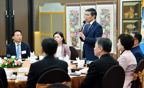 정경두 국방부 장관이 27일 서울 용산구 국방컨벤션에서 열린 국방부 2019년 정책자문위원회 전체회의에서 주요 국방 관련 현안을 설명하고 있다. 연합뉴스