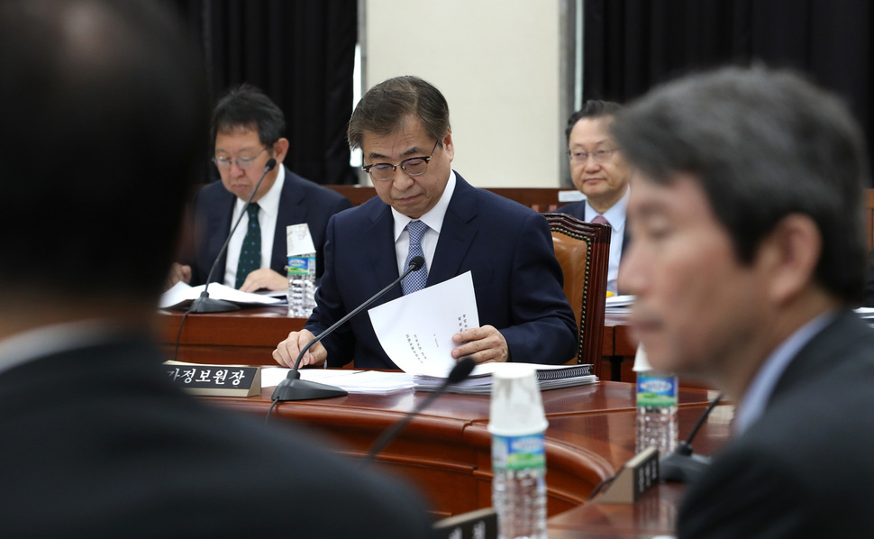 서훈 국가정보원장이 29일 오전 국회에서 열린 정보위원회 전체회의에 출석해 자료를 정리하고 있다. 공동취재사진