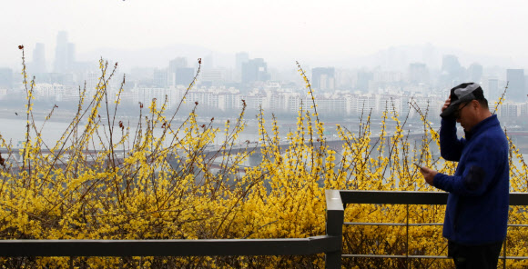 서울을 비롯한 수도권 미세먼지 농도가 ‘나쁨‘ 수준을 보인 27일 서울 성동구 응봉산에서 바라본 하늘이 온통 희뿌옇다. 연합뉴스