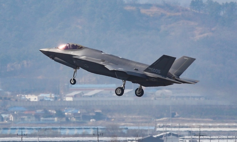 공군 첫 스텔스 전투기 F-35A 청주기지 도착