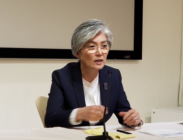 강경화 외교부 장관이 29일 미국 워싱턴의 한국문화원에서 특파원들과 간담회를 하고 있다. 황준범 특파원 jaybee@hani.co.kr