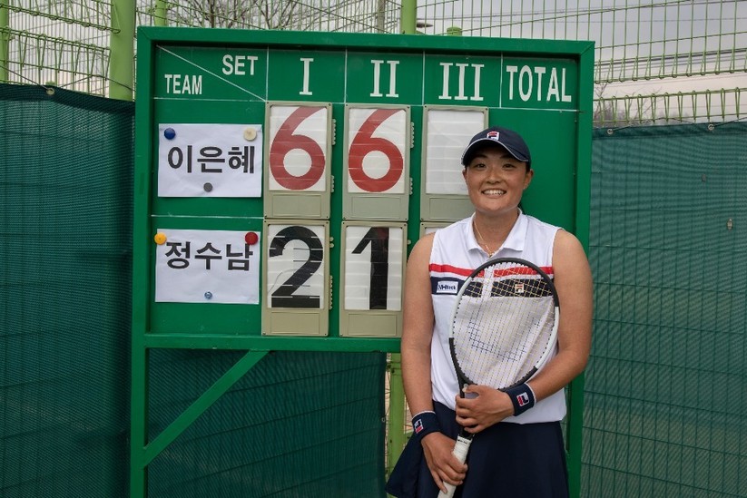 이은혜가 국가대표 정수남을 2-0으로 가볍게 누르고 우승한 뒤 환하게 웃고 있다. 한국실업테니스연맹 제공