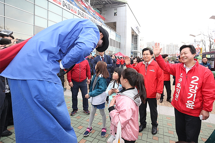 황교안 당 대표가 30일 경남 FC 축구경기 관람을 위해 경남 창원시 성산구 창원 축구센터를 찾은 시민들께 인사하고 있다. 황 대표는 4.3 재·보궐 선거에 출마한 창원·성산 지역 강기윤 후보를 지지하는 선거 유세를 위해 창원을 찾았다. 자유한국당 제공