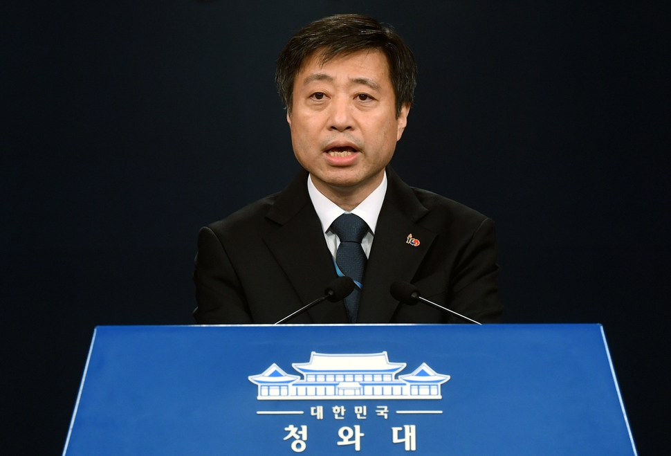 윤도한 국민소통수석이 31일 오전 청와대에서 인사청문회 관련 브리핑을 하고 있다. 윤 수석은 문재인 대통령이 조동호 과학기술정보통신부 장관 후보자의 지명을 철회했다고 밝혔다. 이에 앞서 최정호 국토교통부 장관 후보자는 자진사퇴 의사를 밝혔다. 청와대사진기자단