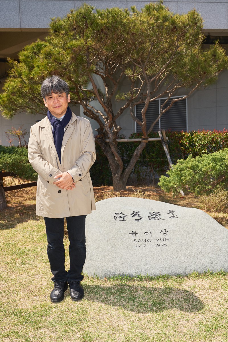 스승 윤이상의 묘소 앞에 선 작곡가 도시오 호소카와. 통영국제음악재단 제공