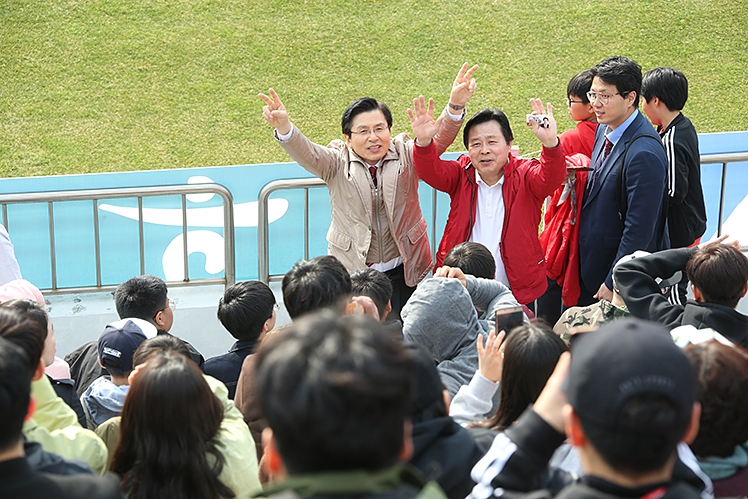 자유한국당 황교안 대표가 30일 창원축구센터에서 열린 경남FC-대구FC 경기 때 경기장 내에서 선거 유세를 하고 있다. 자유한국당 제공