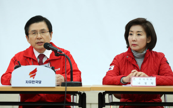 황교안 자유한국당 대표와 나경원 원내대표가 1일 오전 경남 창원 경남도당에서 열린 현장 최고위원회의에 참석해 있다. 연합뉴스