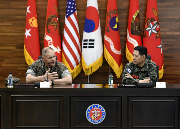 지난달 28일 경기도 화성시 해병대사령부를 찾은 로버트 넬러 미 해병대사령관(대장)이 전진구 해병대사령관(중장)과 대화하고 있다. 해병대사령부 제공