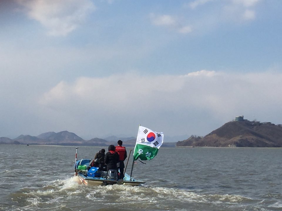 경기 김포시가 1일 오후 김포 하성면 전류리 포구에서 시암리 습지 앞까지 한강하구 중립수역의 물길을 열기 위한 사전답사 항행을 진행했다. 사진 오른쪽은 오두산전망대, 왼쪽은 북 황해도 개풍군이다. 강태호 전 한겨레평화연구소장 제공