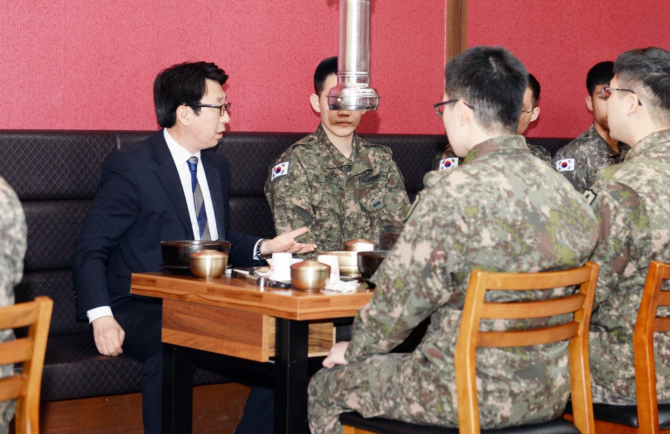 최종환(왼쪽) 경기 파주시장이 지난 22일 파주시 문산읍에서 외출 나온 인근 군부대 장병들을 만나 건의사항을 들으며 대화를 나누고 있다. 파주시 제공