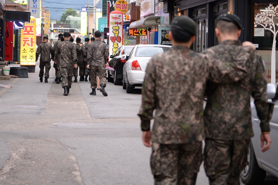 강원도 화천군 화천읍에서 평일 외출을 나온 군 장병들이 저녁 식사를 하기 위해 음식점으로 향하고 있다. 화천군청 제공