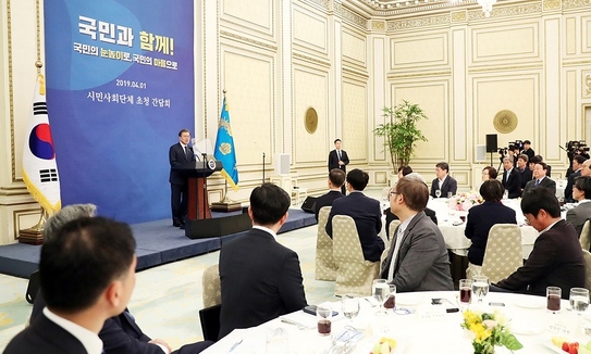 문재인 대통령 “소득주도성장 성공, 선 긋듯이 말할 수 없어"