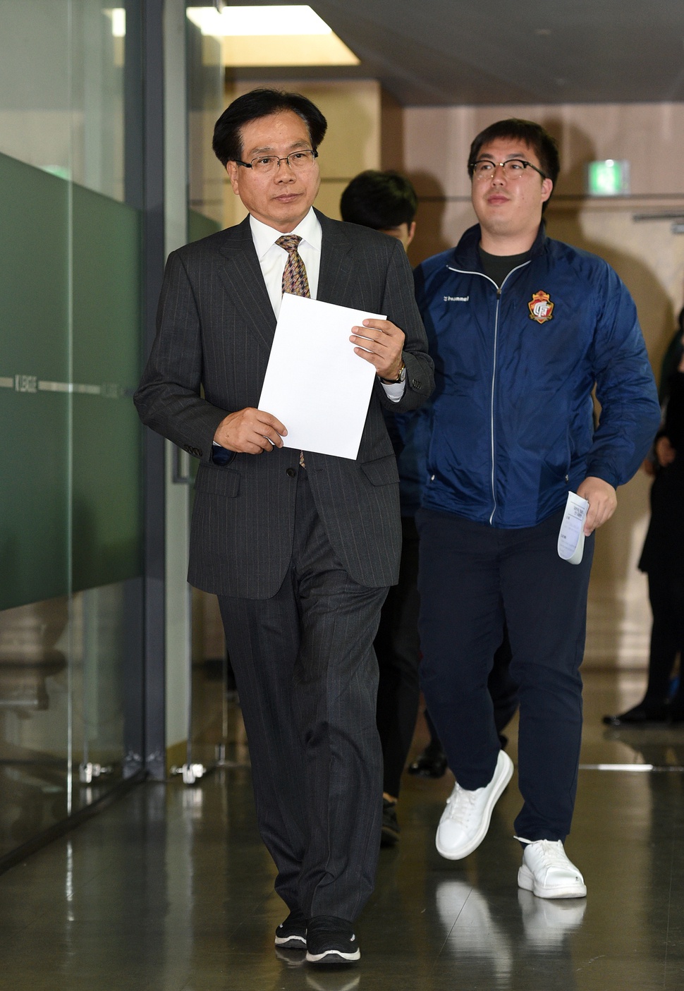 황교안 자유한국당 대표와 강기윤 후보의 경남FC 축구장 유세가 논란이 되고 있는 2일 오전 서울 종로구 축구회관에서 조기호 경남 FC 대표가 상벌위에 출석하고 있다.  공동취재사진