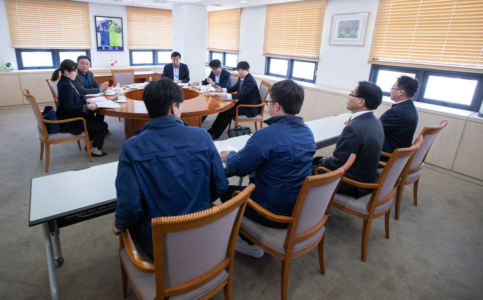 황교안 자유한국당 대표와 강기윤 후보의 경남FC ‘축구장 유세’가  문제가 되고 있는 가운데 2일 오전 서울 종로구 축구회관에서 조기호 경남 FC 대표(아랫줄 맨 오른쪽)와 관계자들이 상벌위에 출석하고 있다. 공동취재사진