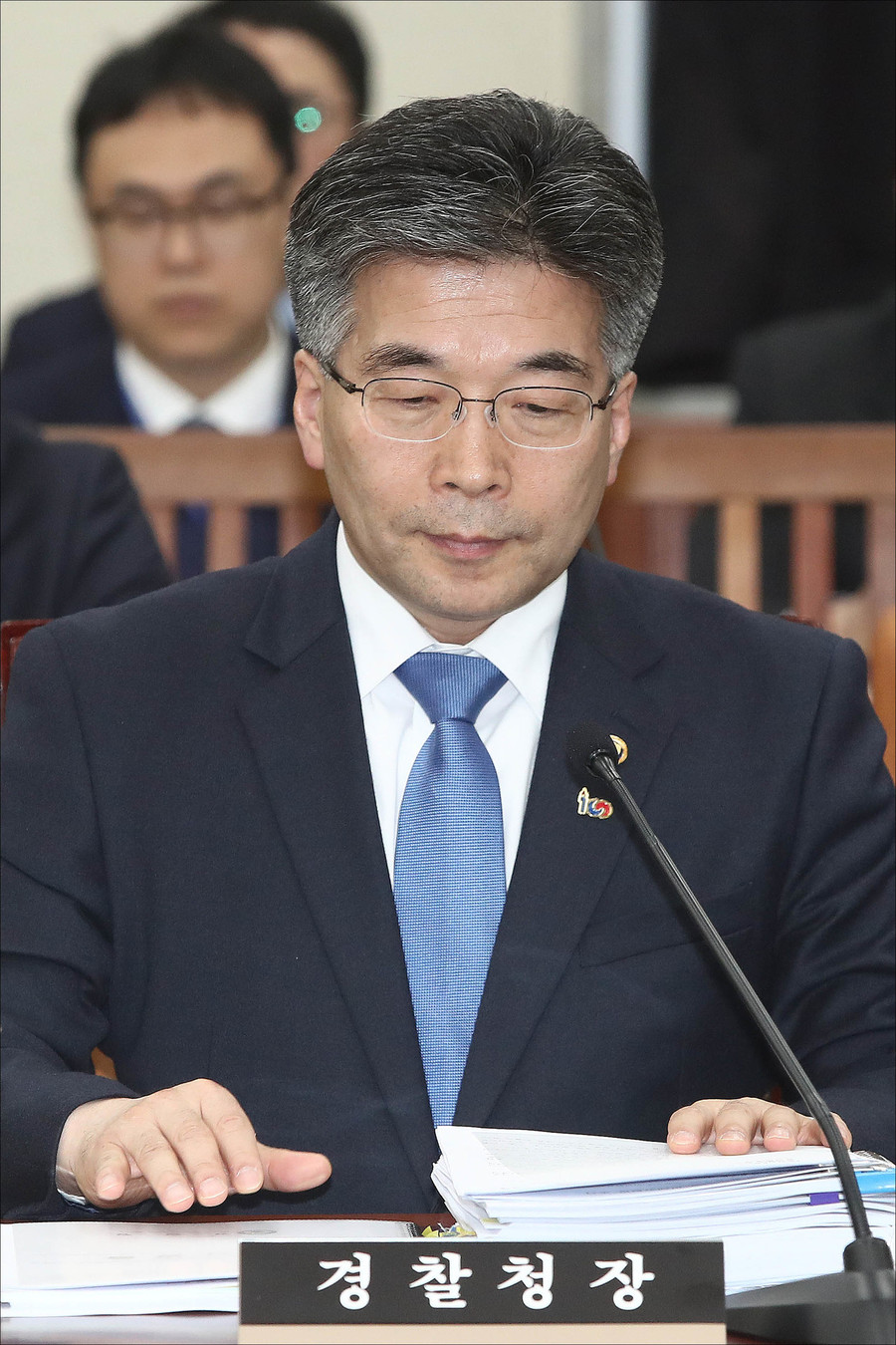 민갑룡 경찰청장이 2일 오전 국회에서 열린 정보위원회 전체회의에서 업무보고를 하기 위해 앉아 있다. 연합뉴스