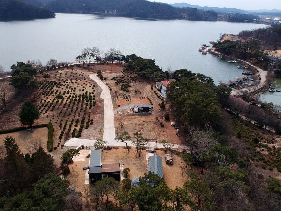 20대 총선에서 고삼저수지 수변 개발 사업을 공약으로 낸 이듬해 김학용 자유한국당 의원이 경기도 안성시 고삼면 월향리 농지와 임야를 매입해 지은 2층집에서 저수지가 한눈에 보인다. 김명진 기자 littleprince@hani.co.kr