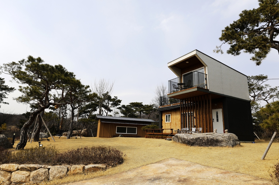 경기도 안성시 고삼면 월향리에 자리한 김학용 의원의 2층집. 안성/김명진 기자 littleprince@hani.co.kr