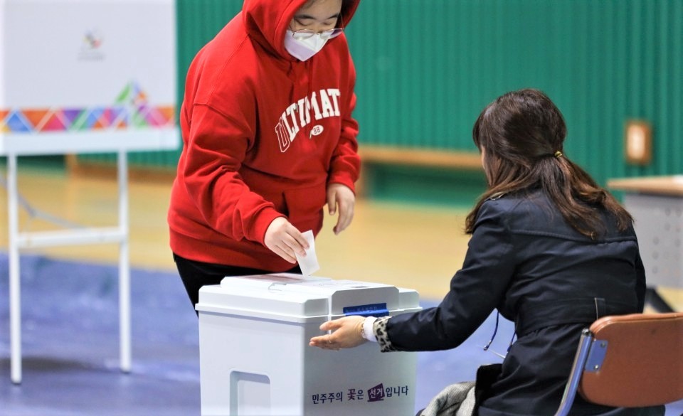 3일 오전 경남 창원시 성산구 유목초등학교 1층 체육관에 마련된 반송10투 투표소에서 유권자가 투표를 하고 있다. 경남도선거관리위원회 제공