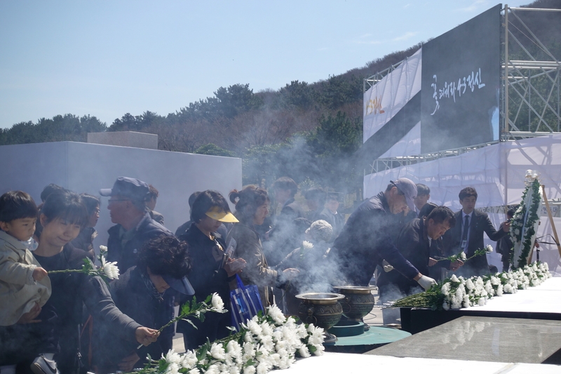 제주4·3 유족과 도민들이 제주4·3평화공원 위령제단에서 분향·헌화하고 있다.