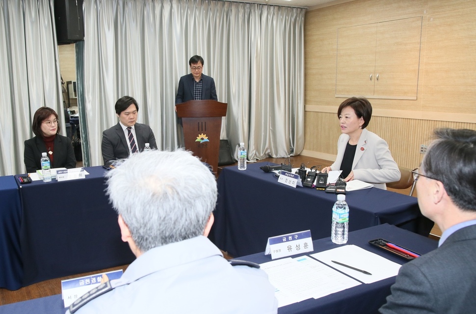 진선미 여성가족부 장관이 3일 오후 서울 금천구 건강가정다문화가족지원센터에서 ‘아동학대 예방 대책 마련을 위한 현장 간담회’를 열고, 아동보호 전문기관, 지자체 등 관련 단체들과 함께 최근 아이돌보미에 의한 아동학대 사건과 예방대책에 대해 논의하고 있다. 여성가족부 제공